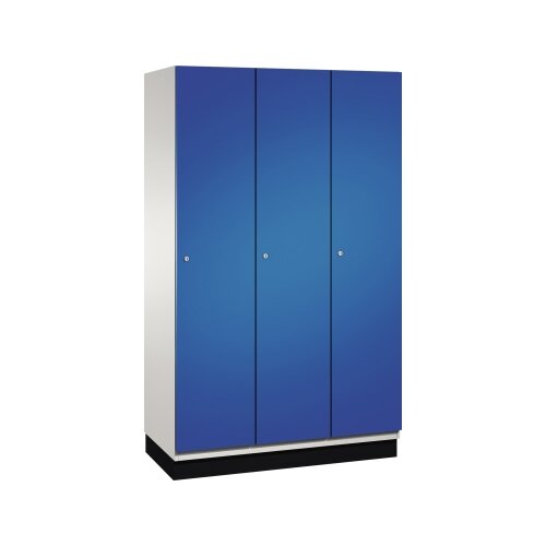 C+P Kleiderspind Cambio mit Sockel 1.200 x 1.950 x 525 mm (B x H x T) 3 Abteile lichtgrau