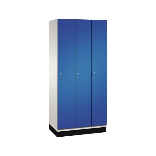 C+P Kleiderspind Cambio mit Sockel 900 x 1.950 x 525 mm (B x H x T) 3 Abteile lichtgrau