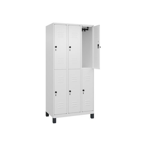 C+P Kleiderspind Classic PLUS mit Standfuß 900 x 1.950 x 500 mm (B x H x T) verkehrsweiß