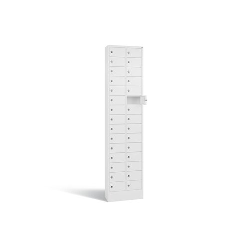 C+P Schließfachschrank Intro mit Sockel 30 Fächer verkehrsweiß