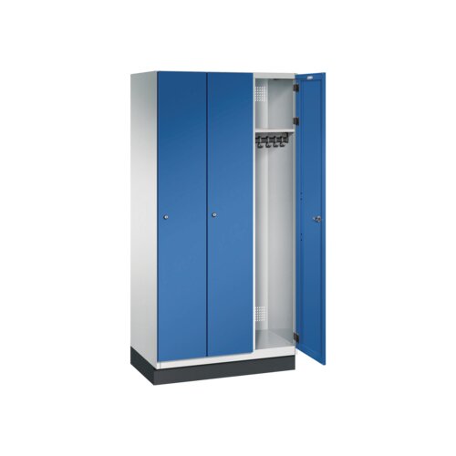 C+P Kleiderspind Cambio mit Sockel 900 x 1.950 x 525 mm (B x H x T) 3 Abteile lichtgrau