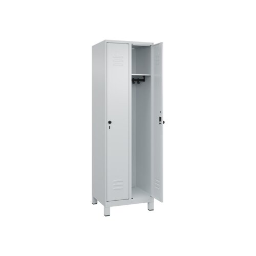 C+P Kleiderspind Classic PLUS mit Standfuß 600 x 1.950 x 500 mm (B x H x T) verkehrsweiß