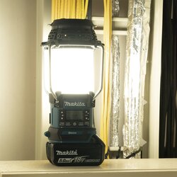 Makita® Baustellenradio DMR056 Zubehör erforderlich