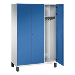 C+P Kleiderspind Cambio mit Standfuß 1.200 x 1.980 x 525 mm (B x H x T) 3 Abteile lichtgrau